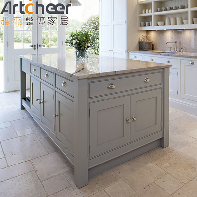 Кухонные шкафы с мраморным камнем и современным стеклянным дизайном подвесных светильников